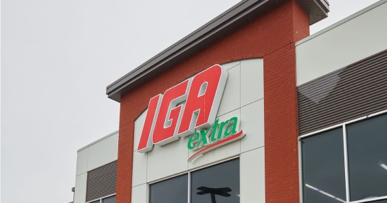 Une image d'un bâtiment rouge et gris avec le logo de la marque IGA Extra.