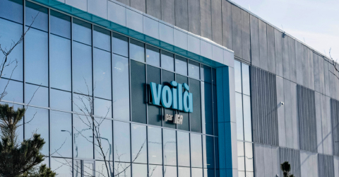 Une image montrant le bâtiment avec le logo de la marque Voila au centre.